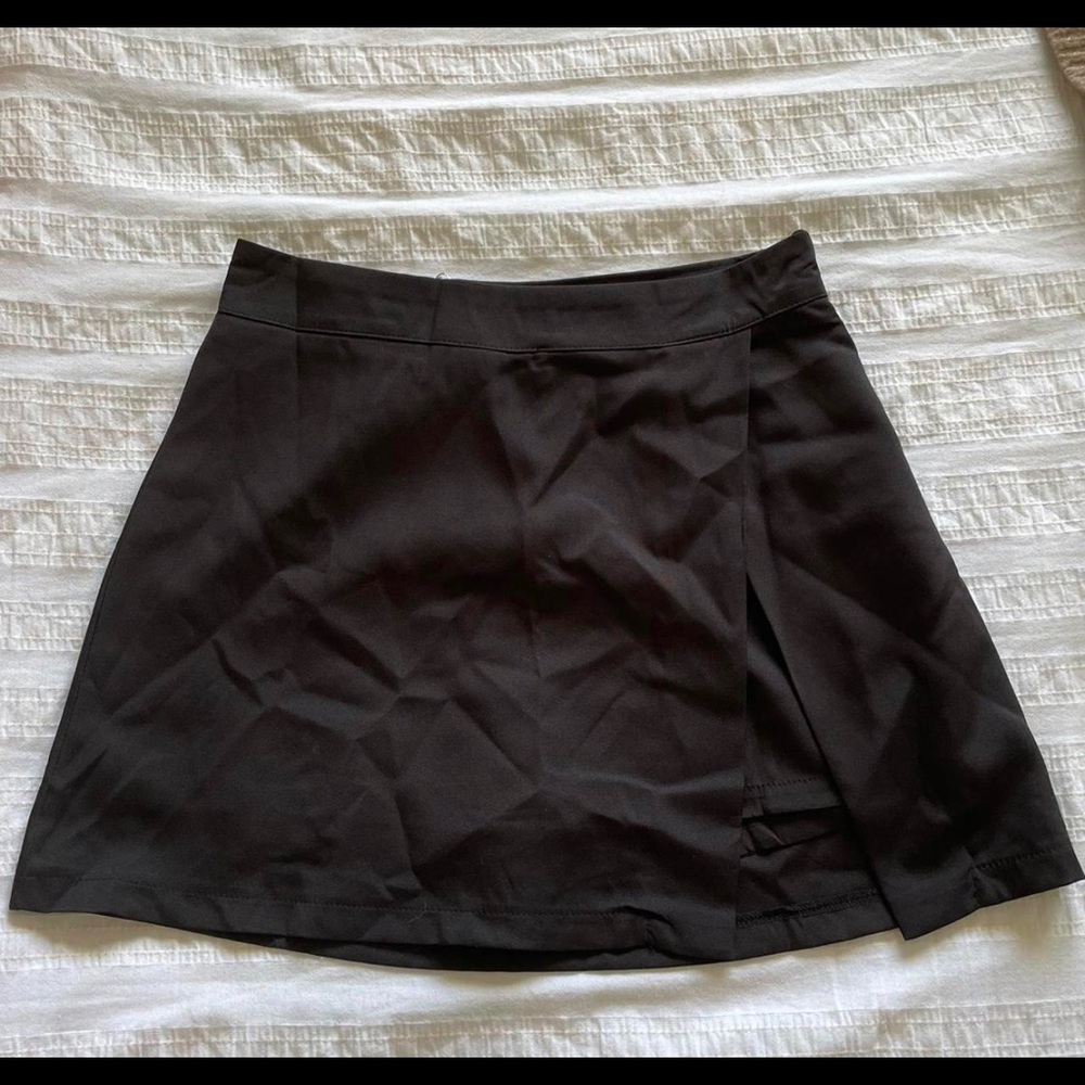 Black mini skirt/skort